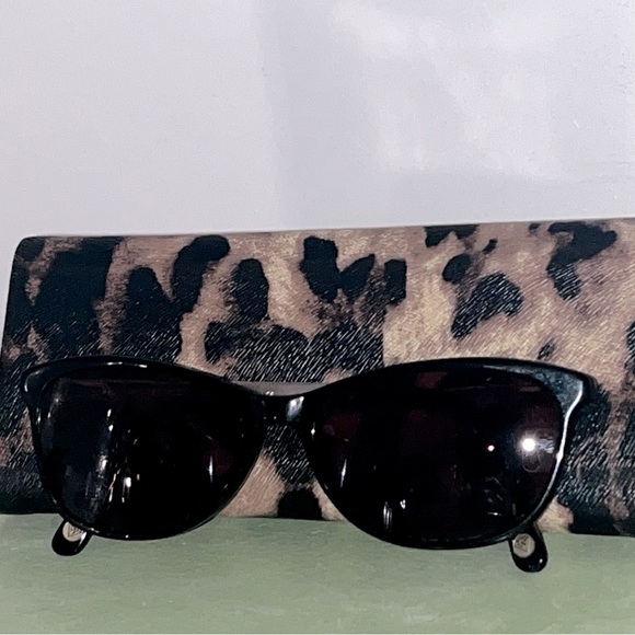 Argos Luxury Sunglasses with Case - Picture 2 of 3